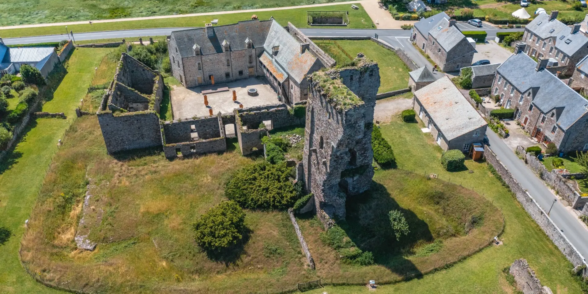 Vue aérienne du château de regnéville sur Mer