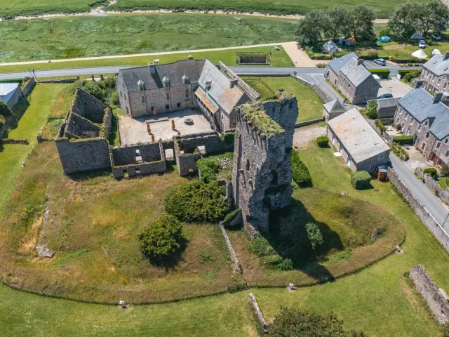 Vue aérienne du château de regnéville sur Mer