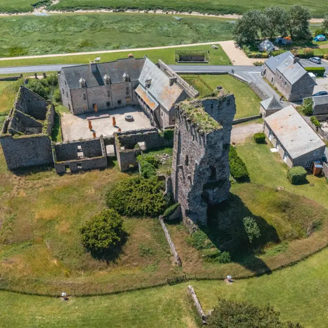 Vue aérienne du château de regnéville sur Mer