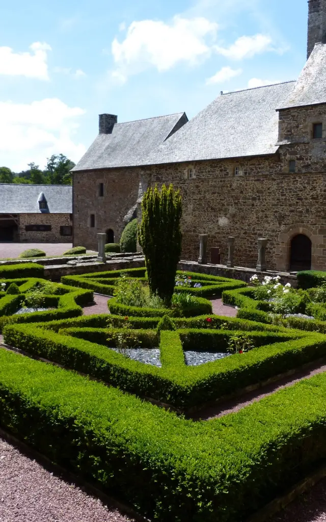 Petites haies dans la cour intérieure de l'Abbaye de Hambye