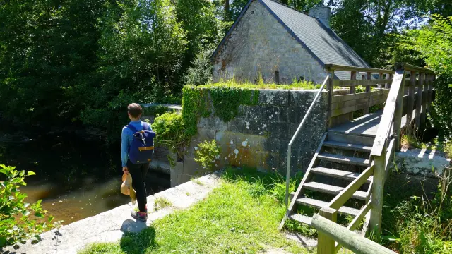 Personne marchant vers un moulin à Bricqueville La Blouette