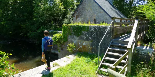 Personne marchant vers un moulin à Bricqueville La Blouette