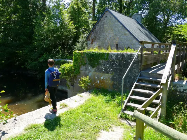 Personne marchant vers un moulin à Bricqueville La Blouette
