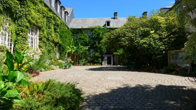 Cour intérieure pavée du musée Quesnel Morinière de Coutances