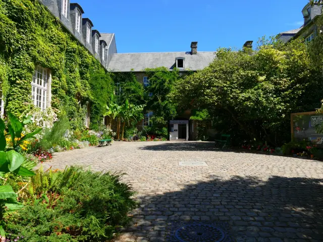Cour intérieure pavée du musée Quesnel Morinière de Coutances