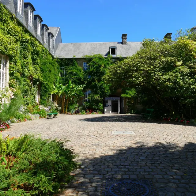 Cour intérieure pavée du musée Quesnel Morinière de Coutances