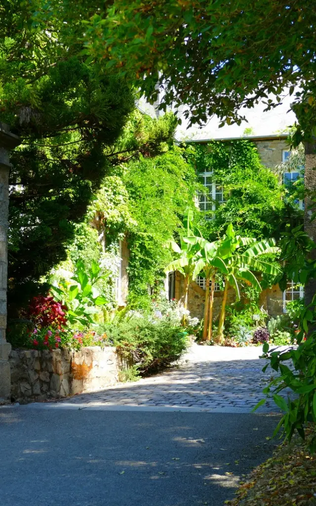 Allée menant à la cour du musée Quesnel Morinière depuis le jardin des plantes de Coutances