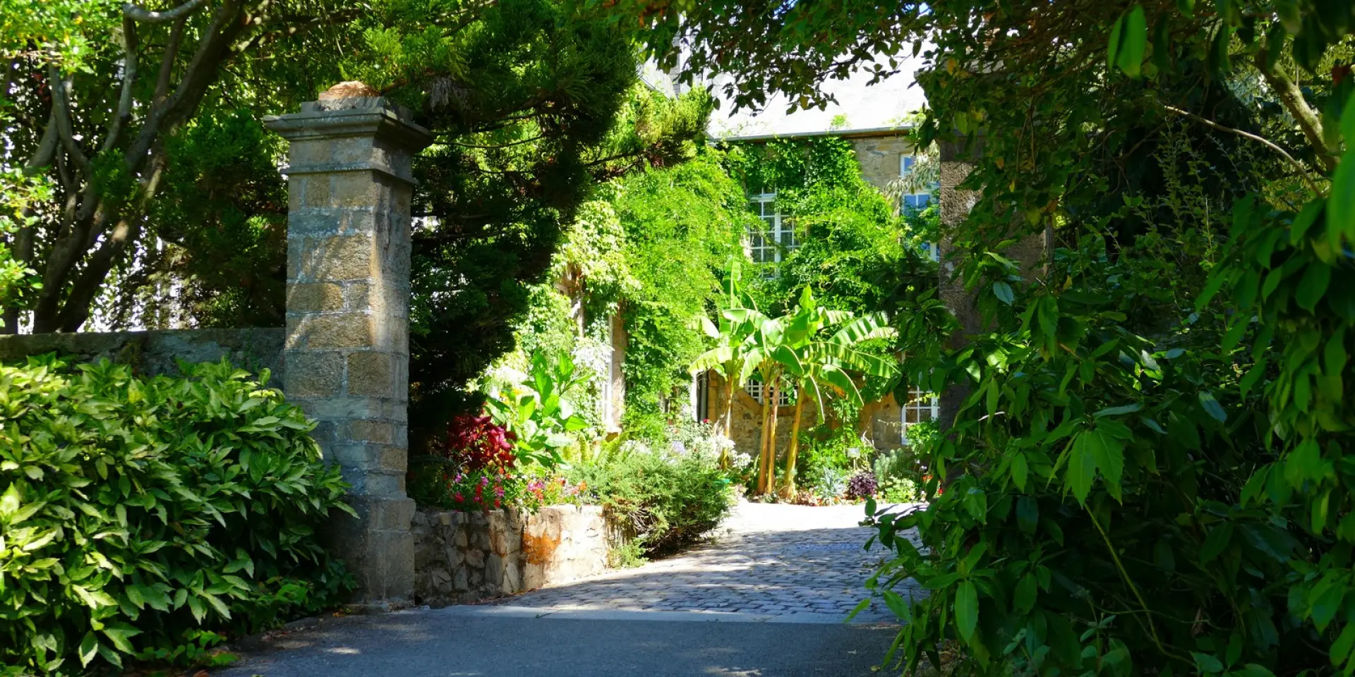 Allée menant à la cour du musée Quesnel Morinière depuis le jardin des plantes de Coutances