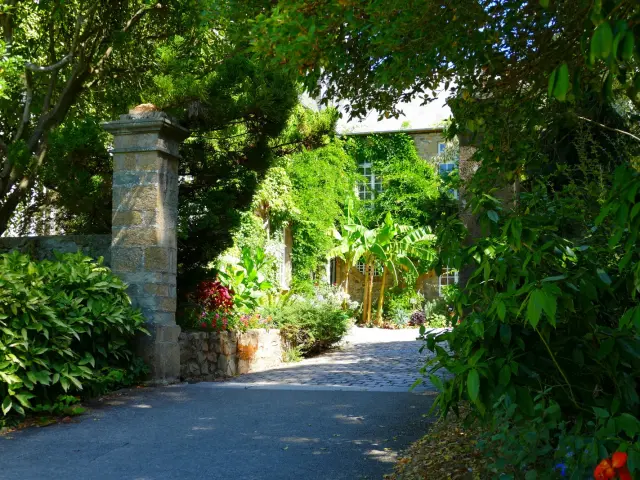 Allée menant à la cour du musée Quesnel Morinière depuis le jardin des plantes de Coutances