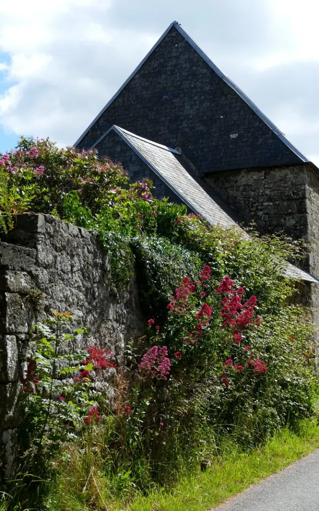 Mur en pierre et fleurs à Hambye