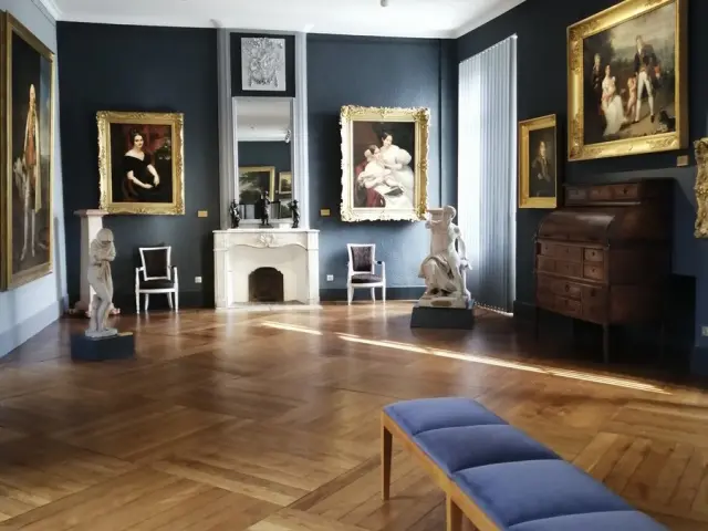 Salle d'exposition avec des peintures et des sculptures au Musée Quesnel Morinière
