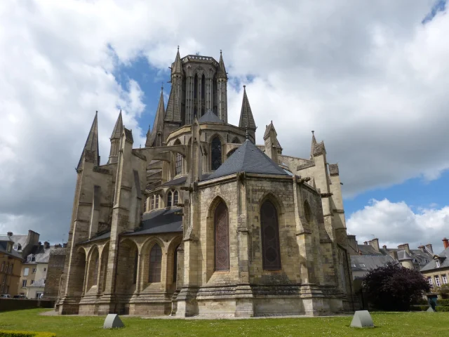 Cathédrale gothique avec des flèches pointues et des vitraux