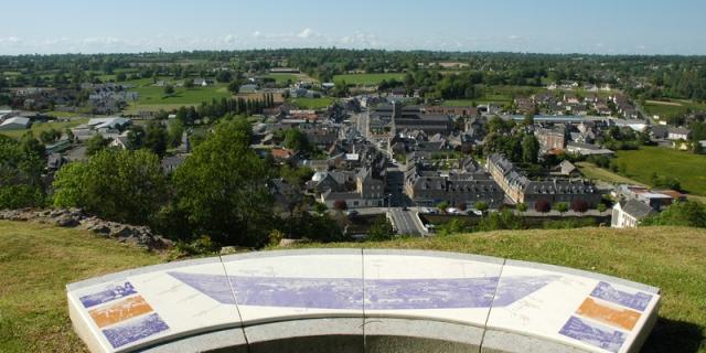 Vue panoramique de Gavray depuis le Site archéologique des ruines du château de Garvay