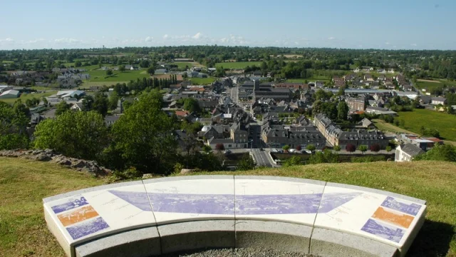 Vue panoramique de Gavray depuis le Site archéologique des ruines du château de Garvay