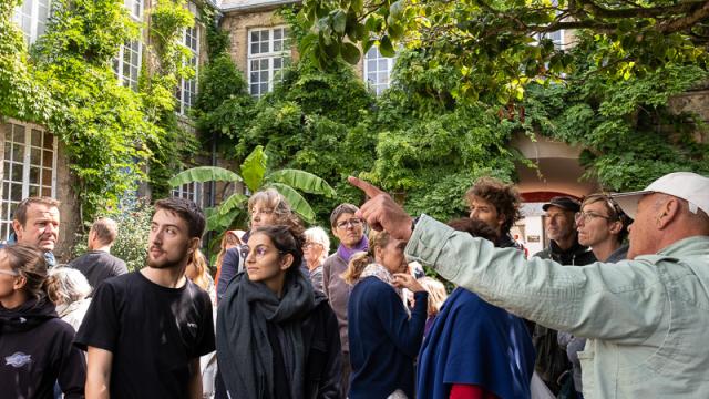 Un groupe de personnes lors d'une visite guidée dans la cour du Musée Quesnel Morinière de Coutances