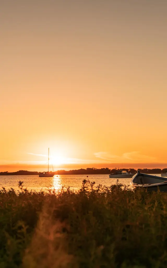 Boote am Ufer bei Sonnenuntergang