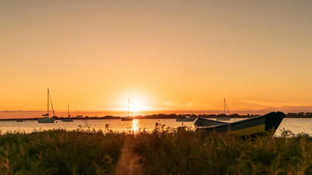 Bateaux amarrés près de la rive au coucher du soleil dans le havre de regnéville sur Mer