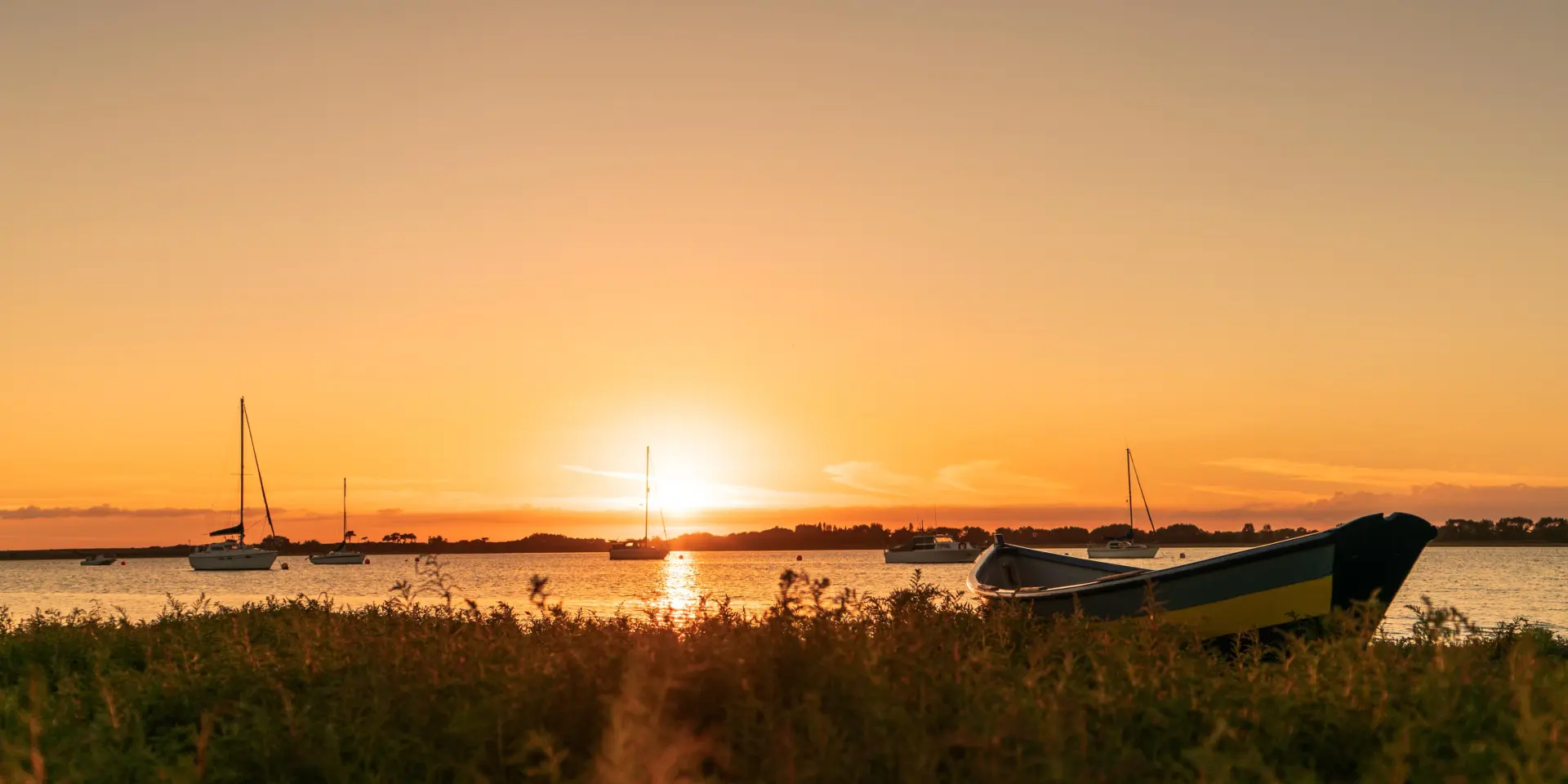 Bateaux amarrés près de la rive au coucher du soleil dans le havre de regnéville sur Mer