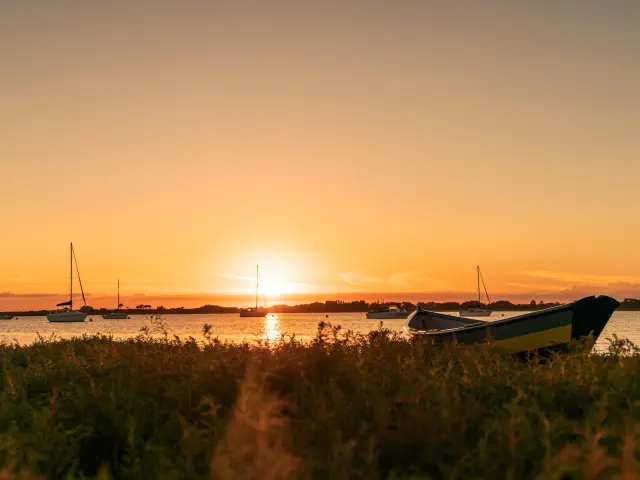 Bateaux amarrés près de la rive au coucher du soleil dans le havre de regnéville sur Mer