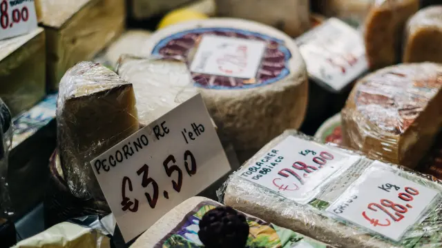 Assortiment de fromages avec étiquettes de prix