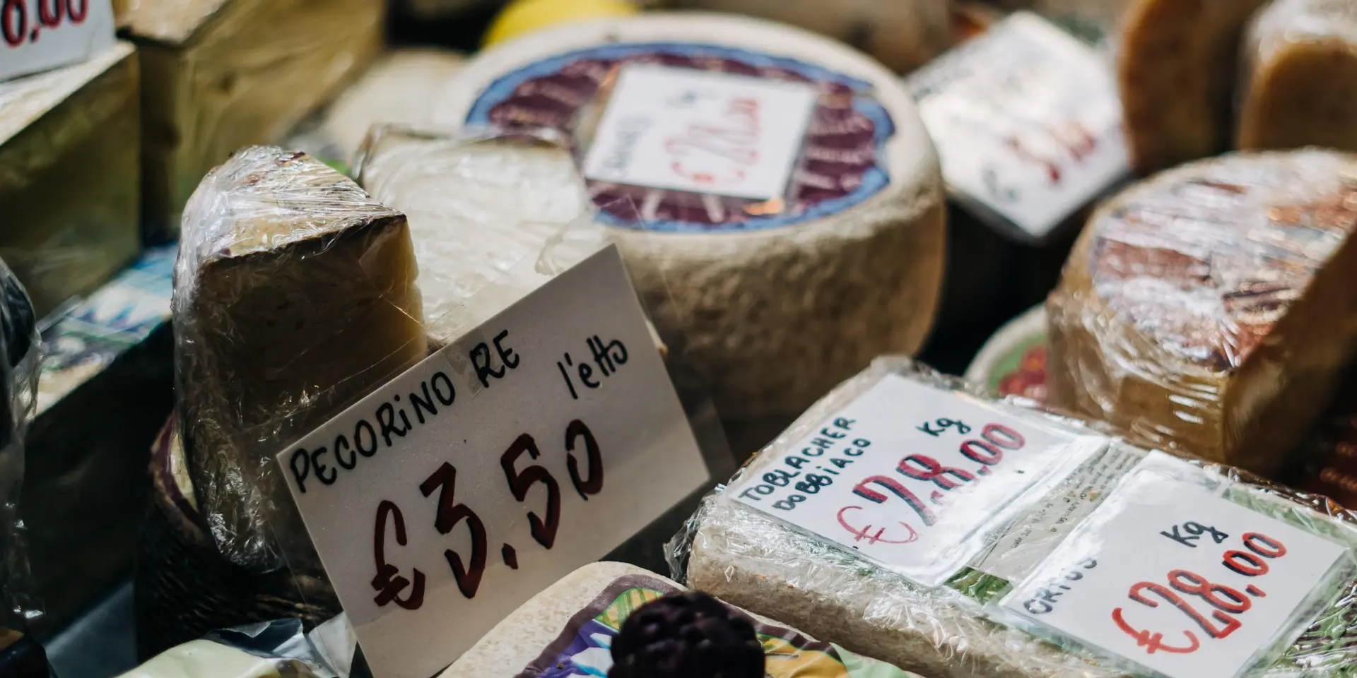 Assortiment de fromages avec étiquettes de prix