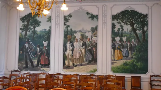 Peinture murale représentant des personnes en costumes traditionnels dans un paysage - salle des mariages de Coutances