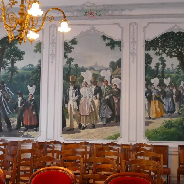 Peinture murale représentant des personnes en costumes traditionnels dans un paysage - salle des mariages de Coutances