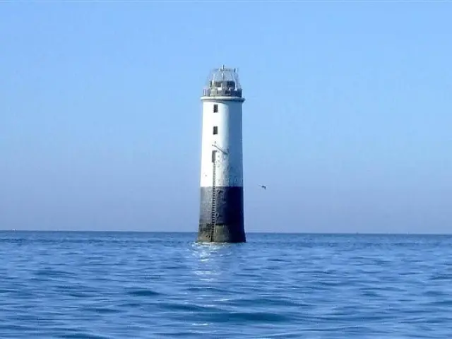Phare blanc et noir au milieu de l'océan : le sénéquet