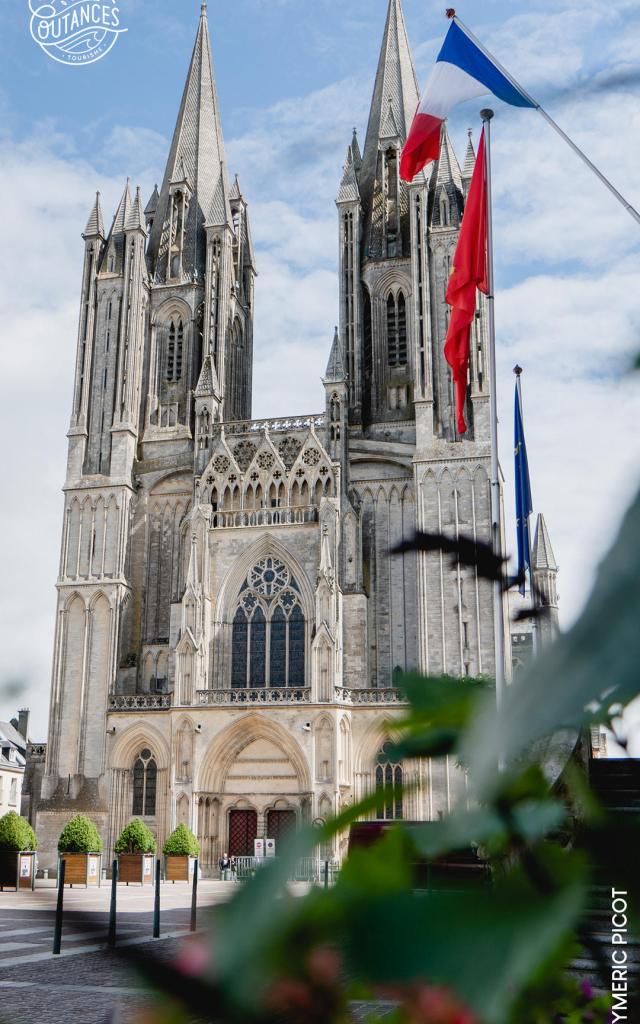 Fond d'écran avec la cathédrale de Coutances