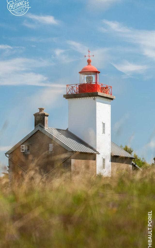 Phare de la pointe d'Agon blanc avec une lanterne rouge et une maison adjacente : fond d'écran