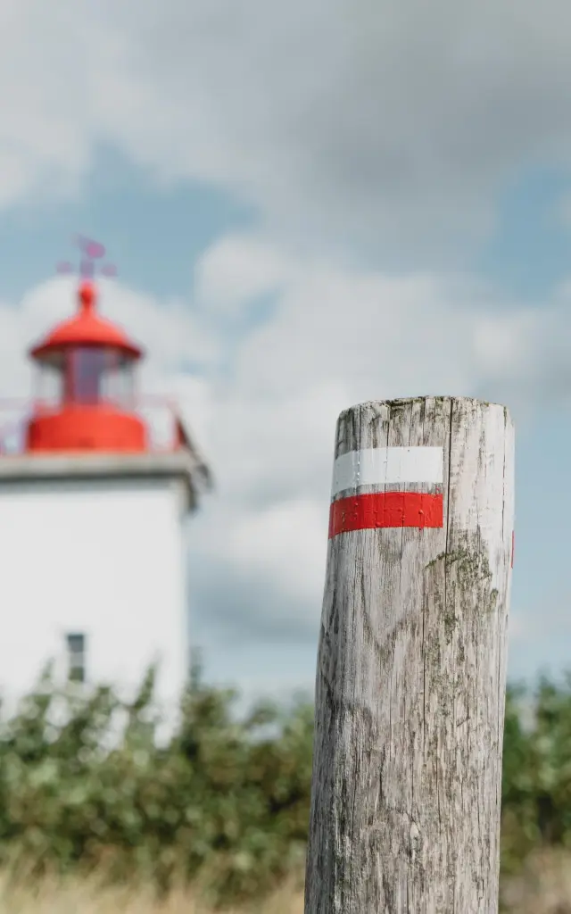 Phare de la pointe d'Agon et balisage de randonnée