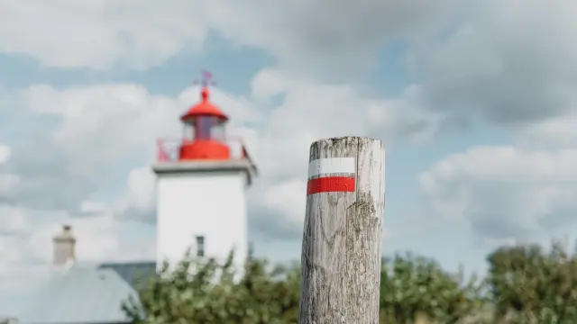 Phare de la pointe d'Agon et balisage de randonnée