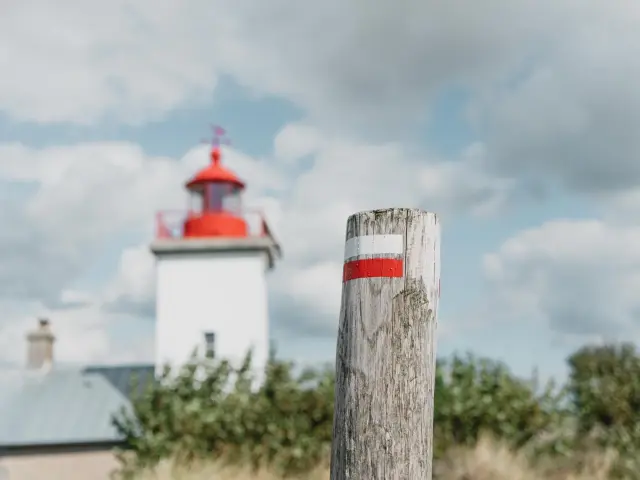 Phare de la pointe d'Agon et balisage de randonnée