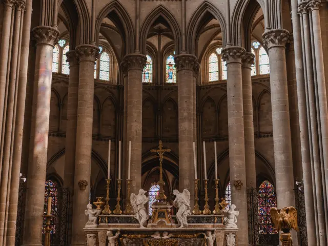 Autel central dans la cathédrale de Coutances avec des vitraux colorés