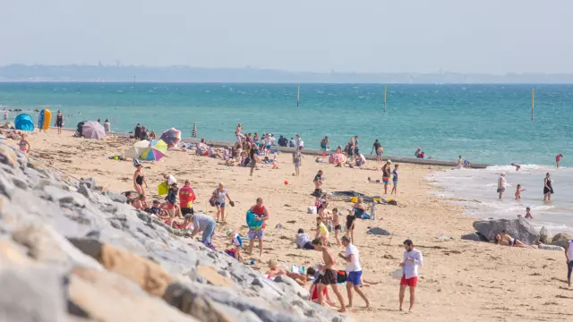 Personnes profitant d'une journée ensoleillée à la plage de Agon Coutainville