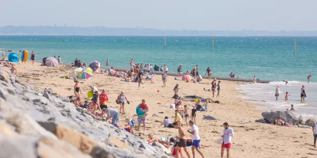 Personnes profitant d'une journée ensoleillée à la plage de Agon Coutainville