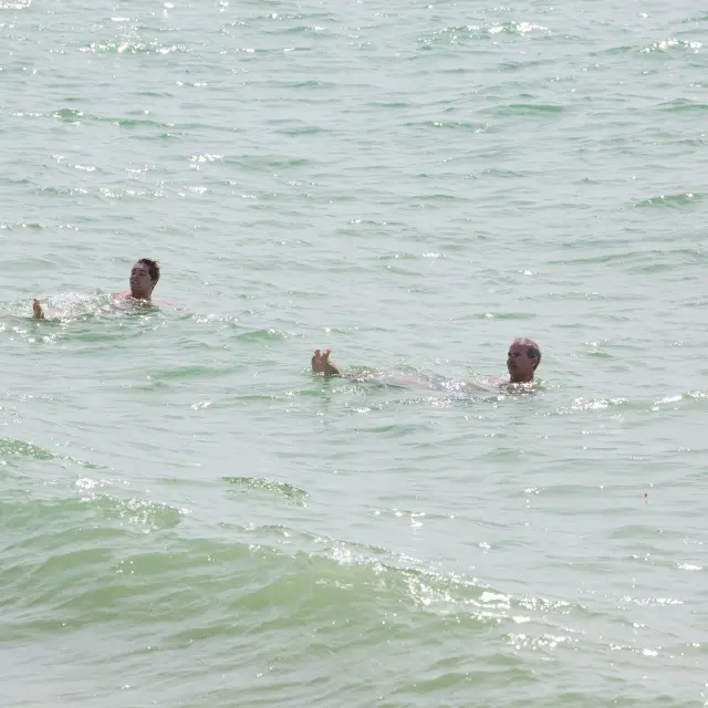 Trois personnes nagent dans la mer à Agon Coutainville