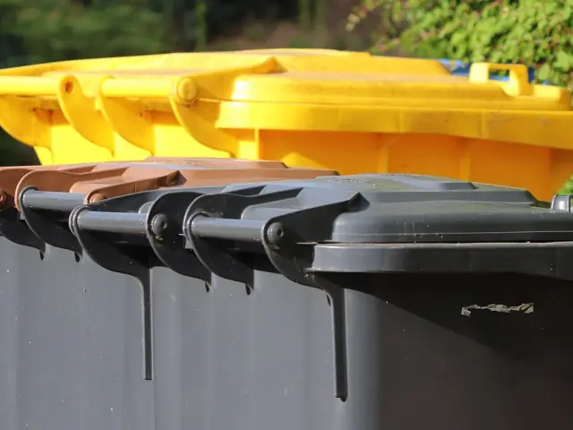 Poubelles de tri jaune et noir alignées
