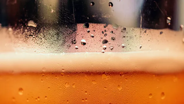 Gouttes de bière sur une vitre avec un arrière-plan flou