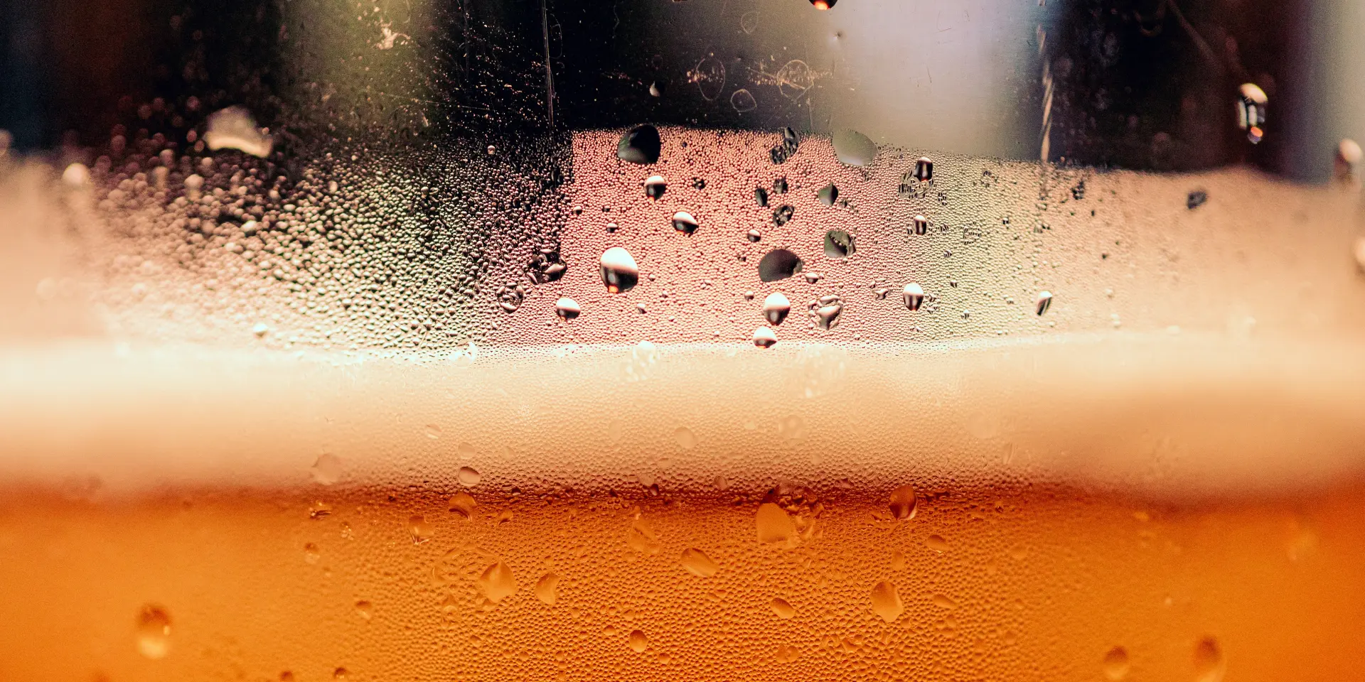 Gouttes de bière sur une vitre avec un arrière-plan flou