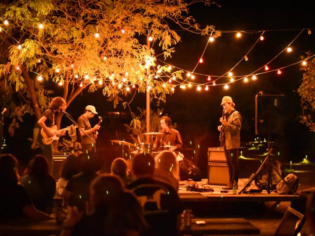 Groupe de musique jouant sur scène devant un public