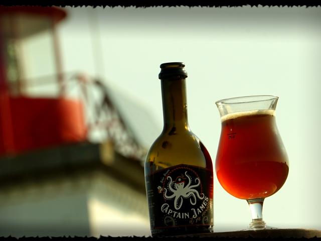 Bouteille de bière artisanale et verre de bière Captain James et ses mousses