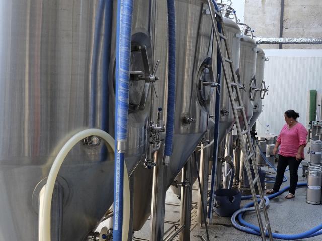 Cuve de brassage en brasserie avec des tuyaux et une personne en arrière-plan : Captain james et ses mousses