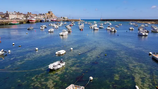 Bateaux de pêche amarrés dans un port avec des bâtiments en arrière-plan : Barfleur