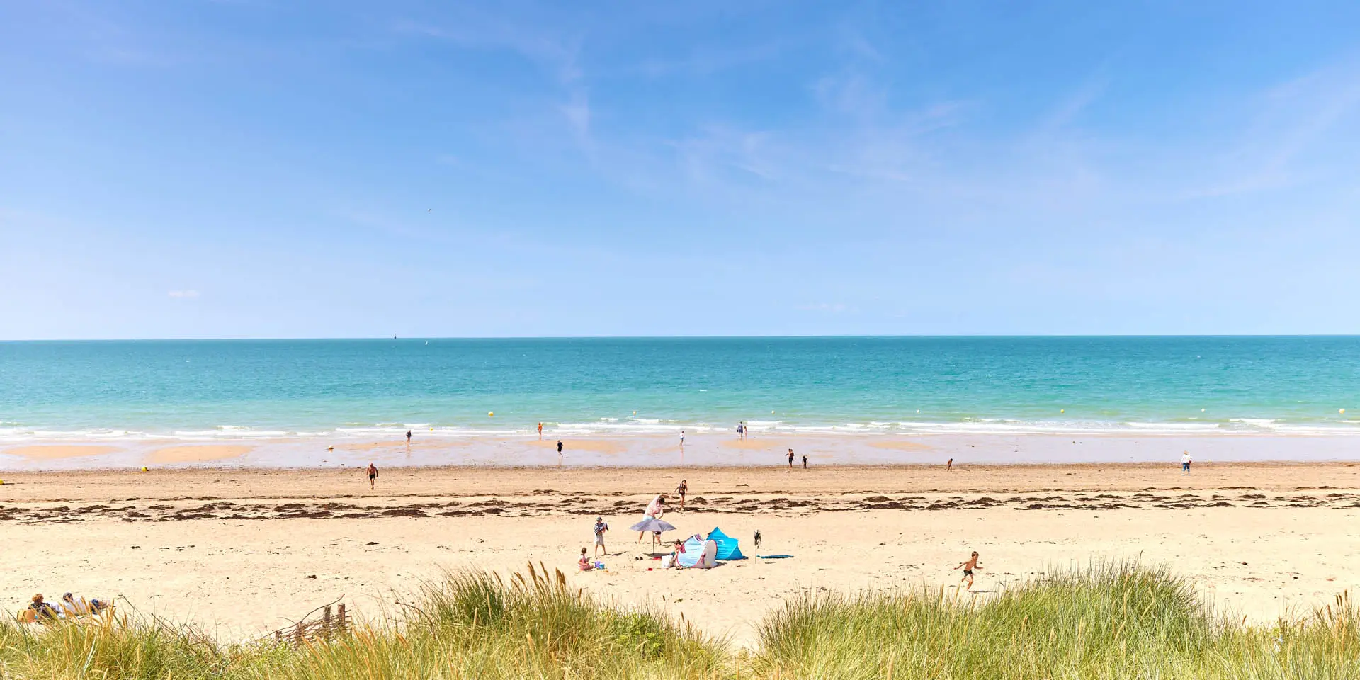 Menschen genießen einen sonnigen Tag am Strand