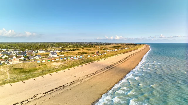 Vue du ciel de la plage et des cabines de Gouville sur Mer