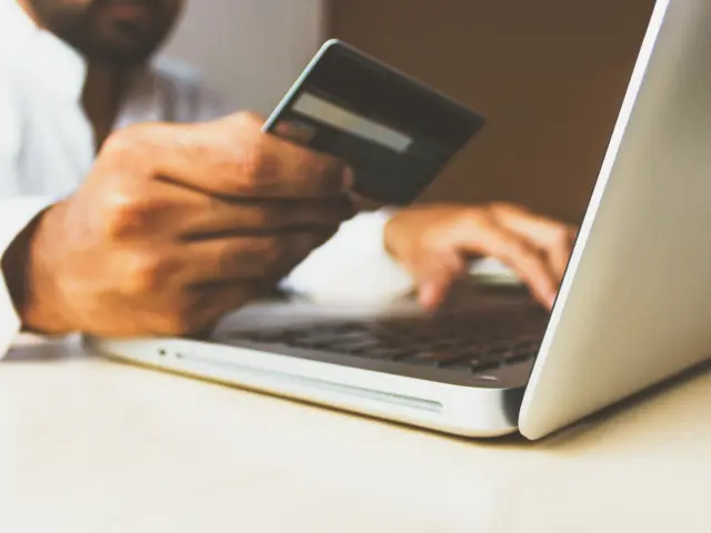 Personne utilisant une carte de crédit pour un achat en ligne