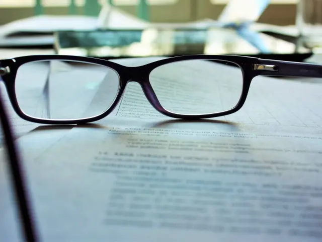 Lunettes posées sur un document imprimé