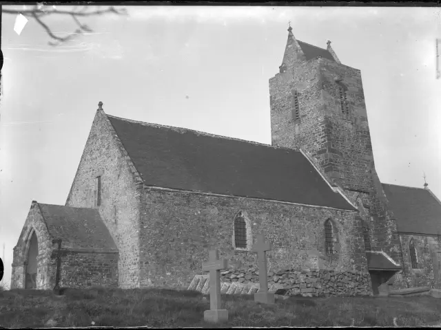 Église en pierre avec un clocher et un cimetière à Montchaton