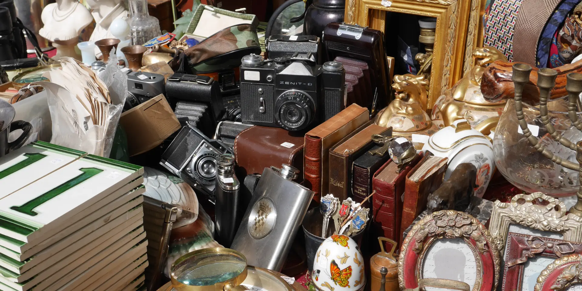 Collection d'objets anciens et de brocante vintage